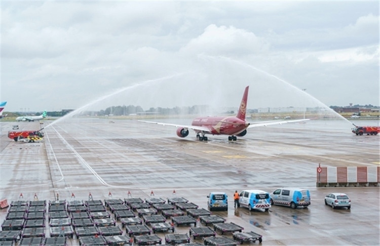 圖為布魯塞爾-上海返程航班出發(fā)前，布魯塞爾機(jī)場(chǎng)方面為返程航班舉行水門(mén)儀式。吉祥航空供圖