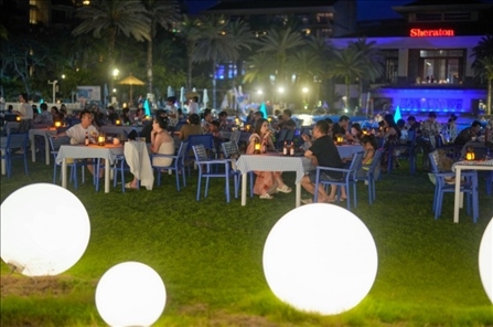 海南萬寧:暑期旅游旺季來臨 游客海邊休閑度假(圖片來源:視覺中國)