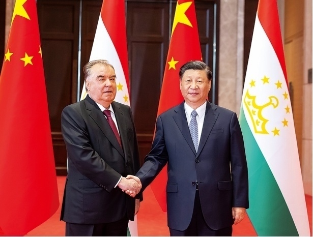 2023年5月，國(guó)家主席習(xí)近平在西安同來(lái)華出席中國(guó)—中亞峰會(huì)并進(jìn)行國(guó)事訪問(wèn)的塔吉克斯坦總統(tǒng)拉赫蒙會(huì)談。新華社記者 丁海濤 攝