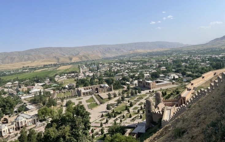 位于塔吉克斯坦杜尚別西北的吉薩爾古城，有著3000多年歷史。有研究認為，張騫出使大宛回程途中曾經(jīng)過此地。圖為從吉薩爾古城城墻俯瞰城門與市鎮(zhèn)。本報記者 曲頌 攝