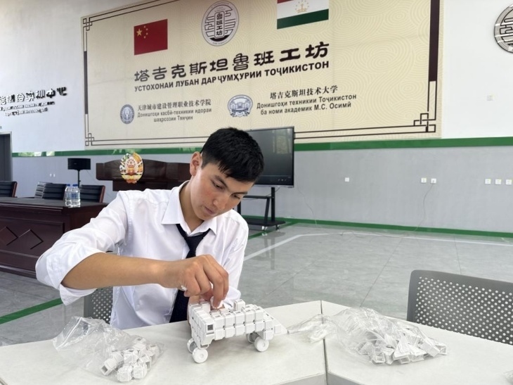 在塔吉克斯坦魯班工坊內，學員正在操作能力源創(chuàng)新套件。本報記者 屈佩 攝