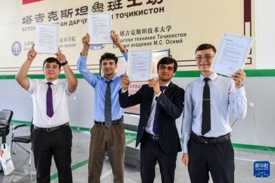 7月3日，在塔吉克斯坦首都杜尚別，魯班工坊赴華留學生展示錄取通知書。新華社記者 曹陽 攝