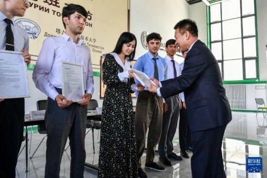 7月3日，在塔吉克斯坦首都杜尚別，天津城市建設管理職業(yè)技術學院的負責人為魯班工坊赴華留學生頒發(fā)錄取通知書。新華社記者 曹陽 攝