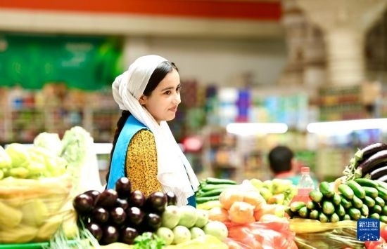 這是7月3日在塔吉克斯坦首都杜尚別大巴扎內(nèi)拍攝的營業(yè)者。新華社記者 姚大偉 攝