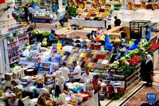 這是6月13日在塔吉克斯坦首都杜尚別拍攝的大巴扎內(nèi)景。新華社記者 鄭開君 攝