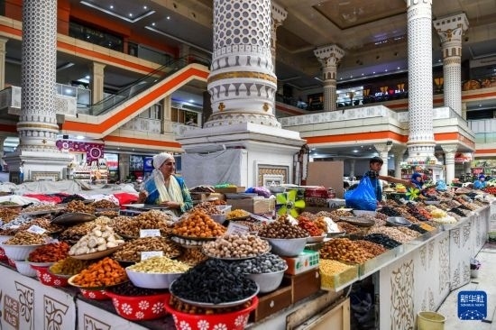 這是6月27日在塔吉克斯坦首都杜尚別拍攝的大巴扎內(nèi)景。新華社記者 曹陽 攝