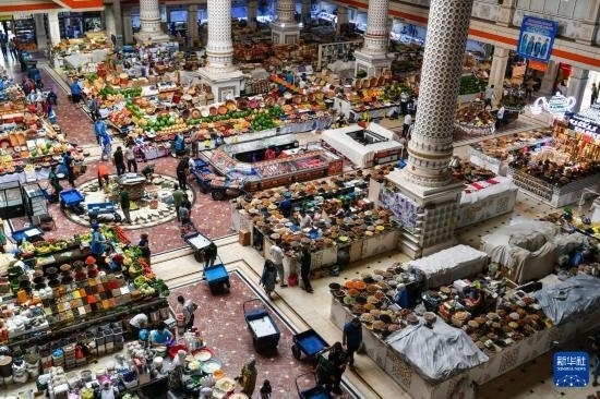 這是6月27日在塔吉克斯坦首都杜尚別拍攝的大巴扎內(nèi)景。新華社記者 曹陽 攝