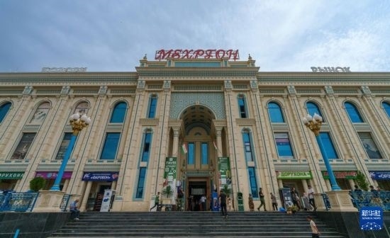 這是7月1日在塔吉克斯坦首都杜尚別拍攝的大巴扎外景。新華社記者 周荻瀟 攝