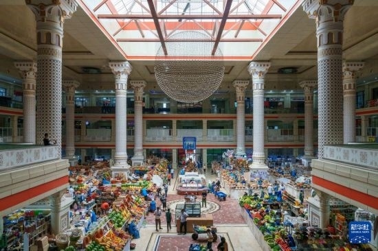 這是7月1日在塔吉克斯坦首都杜尚別拍攝的大巴扎內(nèi)景。新華社記者 周荻瀟 攝