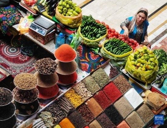 這是7月3日在塔吉克斯坦首都杜尚別拍攝的大巴扎內(nèi)景。新華社記者 燕雁 攝