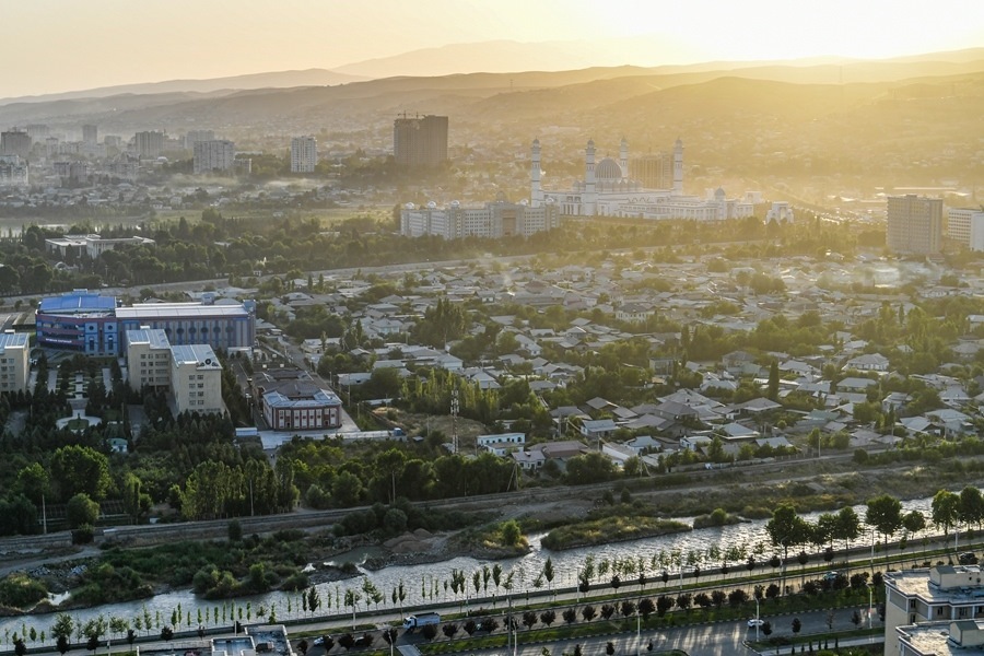 這是2024年6月26日拍攝的塔吉克斯坦首都杜尚別城市風光。新華社記者 曹陽 攝