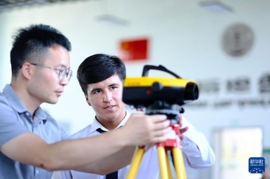 6月14日，在塔吉克斯坦首都杜尚別的魯班工坊，來自天津城市建設管理職業(yè)技術學院的老師（左）指導學生。新華社記者 鄭開君 攝