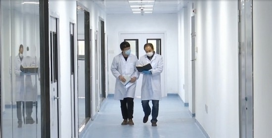 中國科學院贛江創(chuàng)新研究院科研人員在交流。（贛州市贛縣區(qū)融媒體中心供圖）