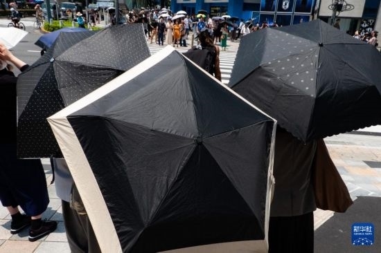 7月4日，人們在日本東京原宿的街道上等待紅綠燈。新華社記者 張笑宇 攝