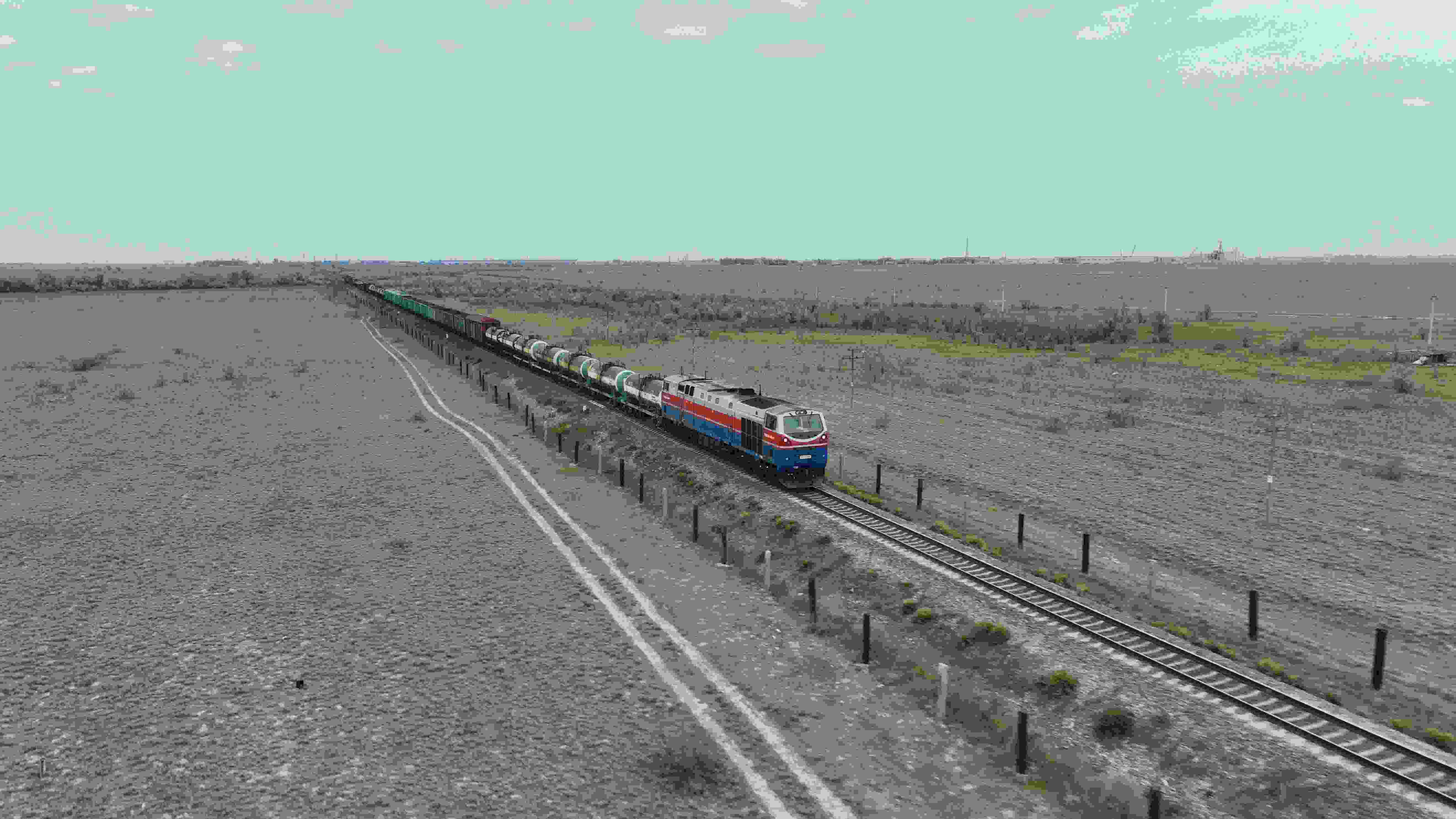 △ 2023年5月12日，在哈薩克斯坦阿拉木圖附近，貨運列車馳騁于阿拉木圖與中國霍爾果斯間（無人機照片）。