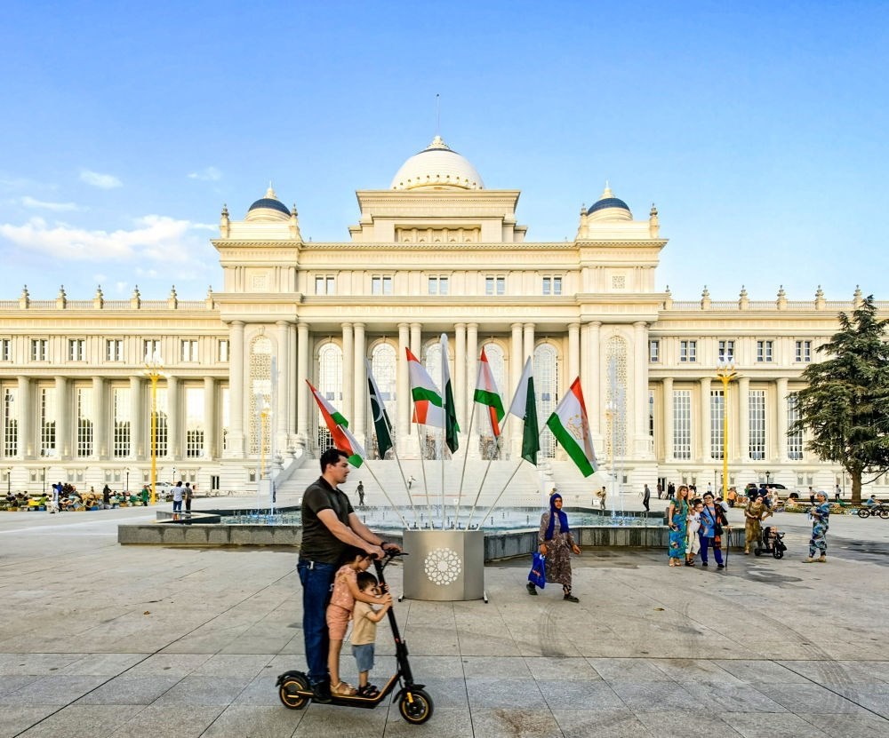 2024年7月1日，人們在塔吉克斯坦議會大樓前的廣場上休閑。