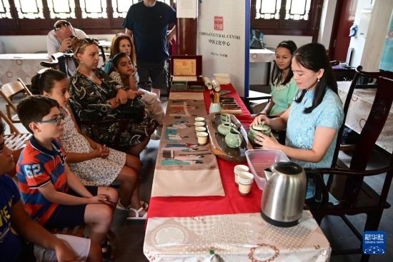 7月4日，在馬耳他桑塔露琪亞市的中國古典園林“靜園”，人們欣賞中國茶藝表演。新華社發(fā)（喬納森·博格 攝）