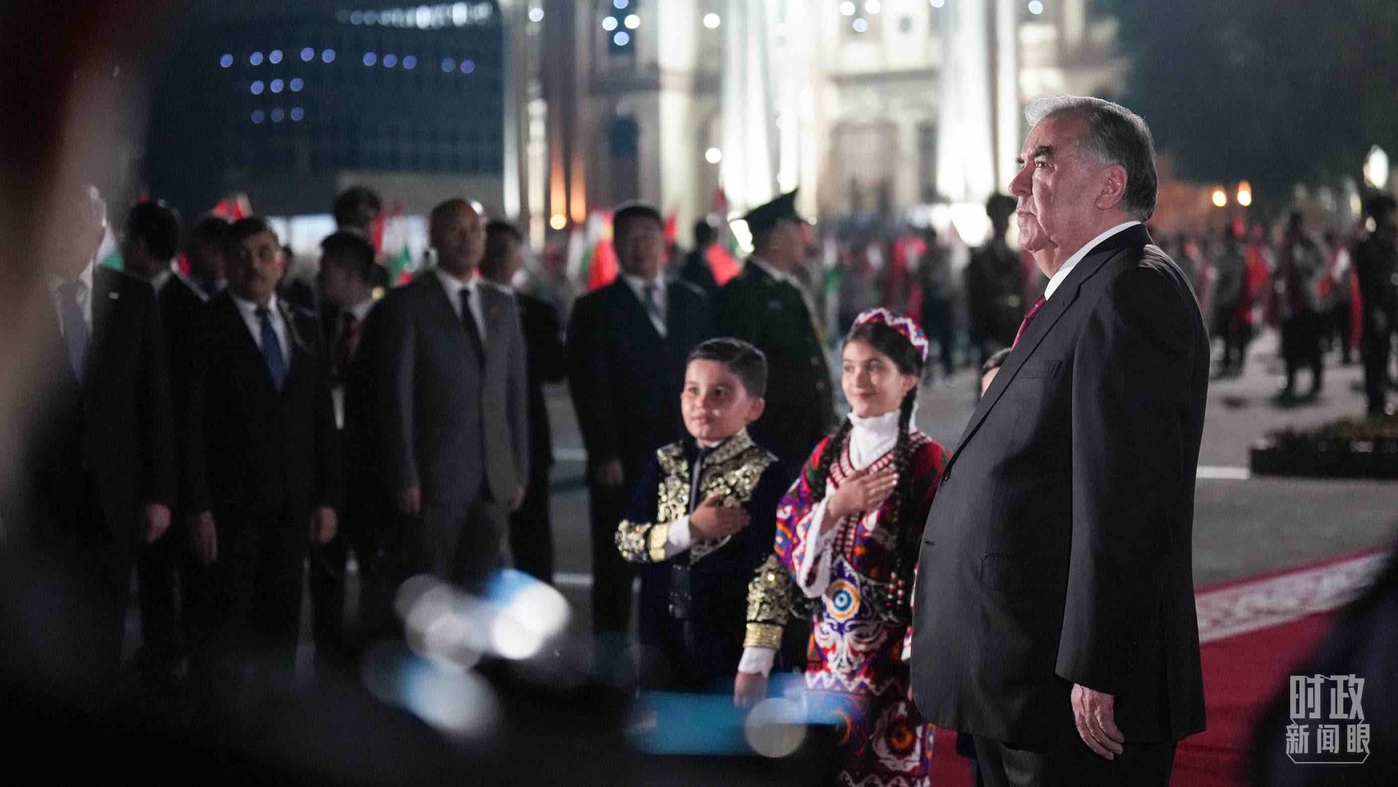 △拉赫蒙總統(tǒng)在機(jī)場迎接習(xí)主席。（總臺記者李晉拍攝）