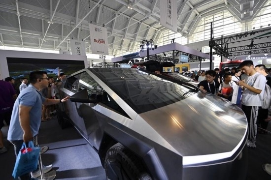 在天津舉行的2024世界智能產業(yè)博覽會上，觀眾在特斯拉展臺參觀（6月22日攝）。新華社記者 李然 攝