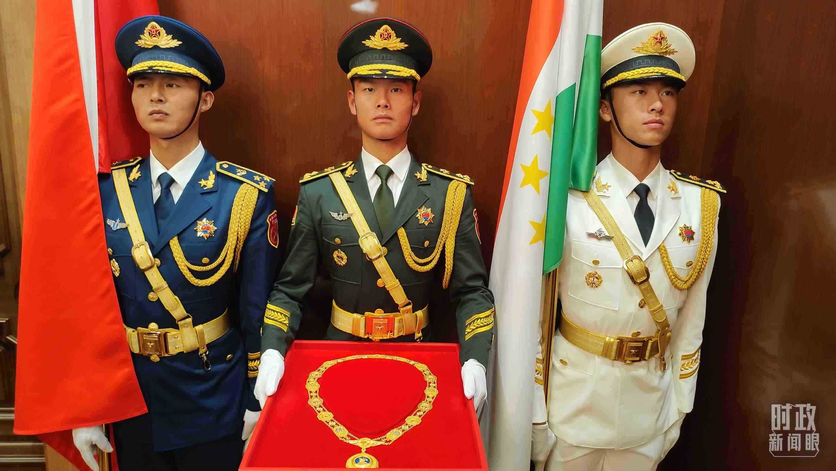 △中方儀仗兵護(hù)送“友誼勛章”入場。（總臺央視記者薛冠南拍攝）