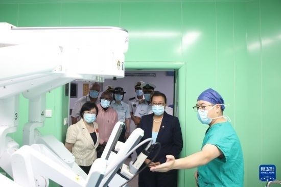 7月5日，塞舌爾衛(wèi)生部長(zhǎng)維多在中國(guó)海軍“和平方舟”號(hào)醫(yī)院船上參觀。新華社發(fā)（劉志磊 攝）