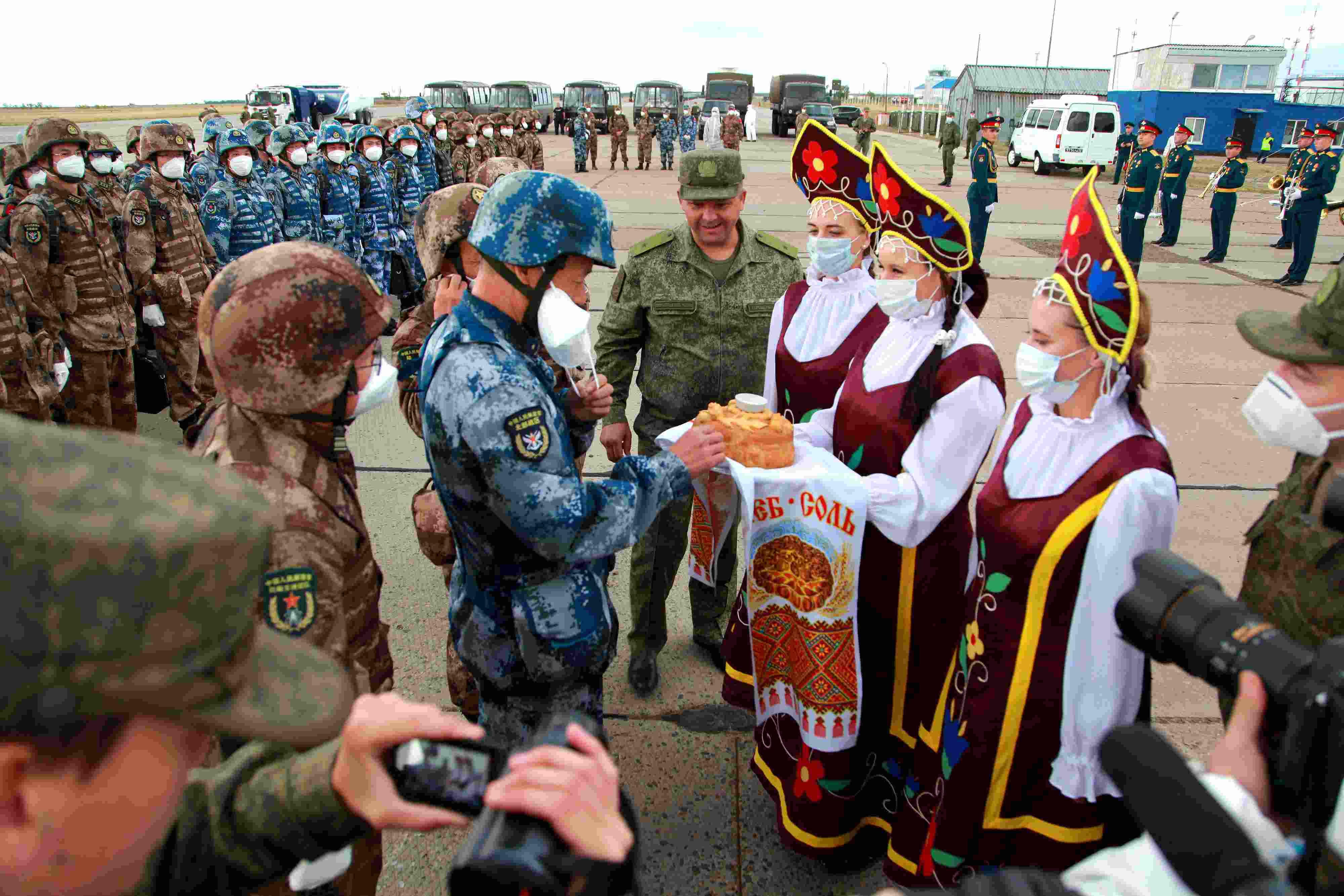 當(dāng)?shù)貢r(shí)間2021年9月10日，跨境參加“和平使命-2021”上海合作組織成員國聯(lián)合反恐軍演的中方部隊(duì)導(dǎo)演部抵達(dá)俄羅斯奧倫堡“東古茲”靶場演習(xí)地域。圖為俄方人員為中方人員舉行歡迎儀式。