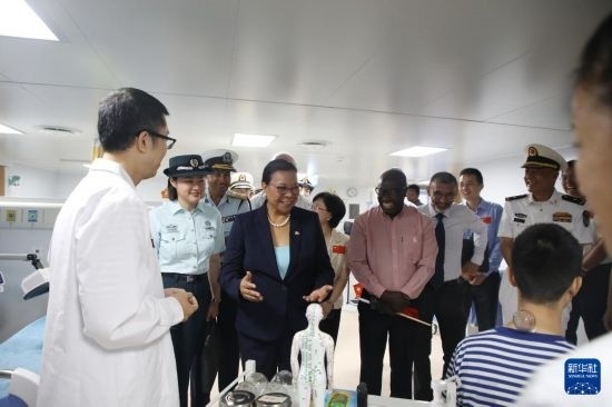 7月5日，塞舌爾衛(wèi)生部長(zhǎng)維多在中國(guó)海軍“和平方舟”號(hào)醫(yī)院船上參觀中醫(yī)診室。新華社發(fā)（劉志磊 攝）