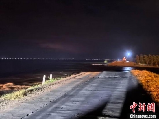  7月6日凌晨，湖南岳陽華容縣團洲垸洞庭湖一線堤防決口現場。中新社記者 白祖偕 攝