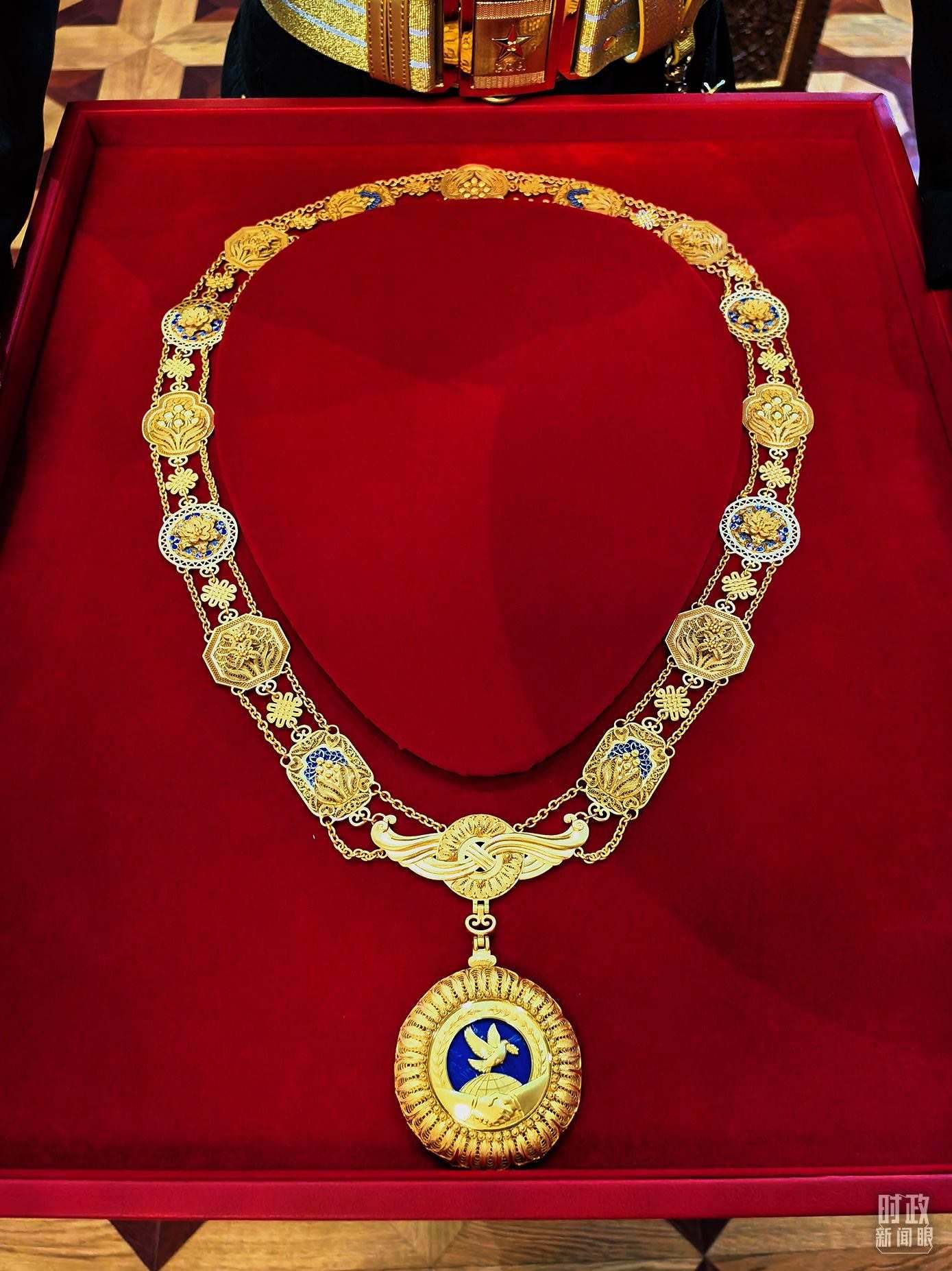 △中華人民共和國“友誼勛章”。（總臺央視記者范學(xué)禹拍攝）