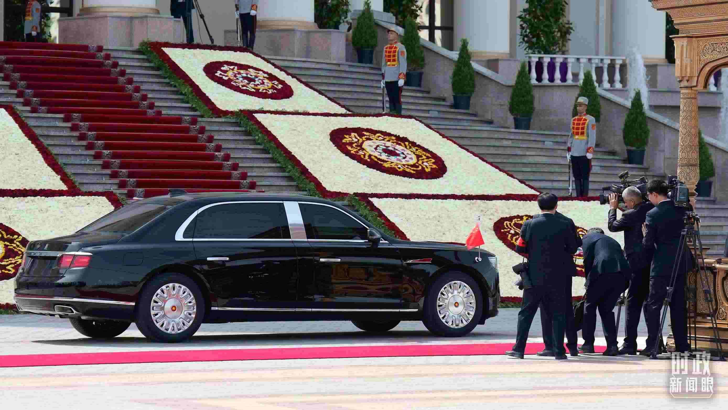 △習(xí)主席乘坐的紅旗車抵達(dá)塔總統(tǒng)府。（總臺記者李晉拍攝）