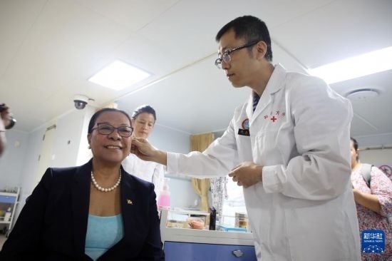 7月5日，塞舌爾衛(wèi)生部長(zhǎng)維多在中國(guó)海軍“和平方舟”號(hào)醫(yī)院船上體驗(yàn)中醫(yī)。新華社發(fā)（劉志磊 攝）