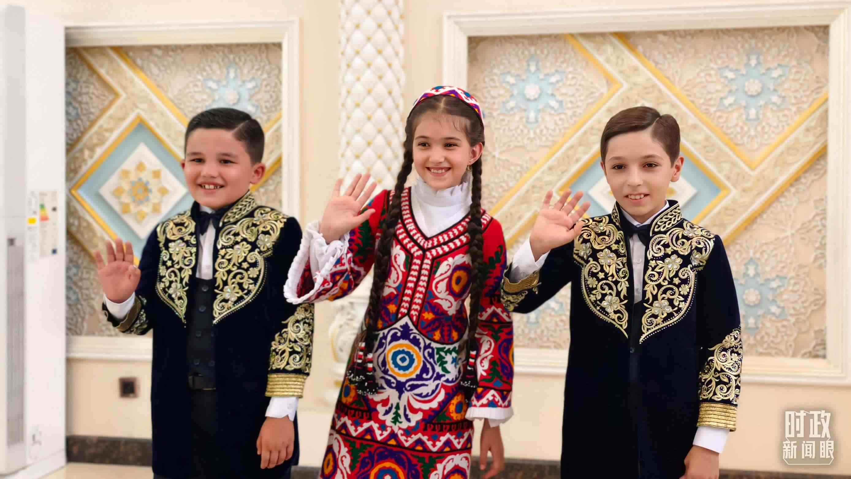 △在機(jī)場迎接習(xí)主席的塔吉克斯坦少年。（總臺央視記者韓銳拍攝）