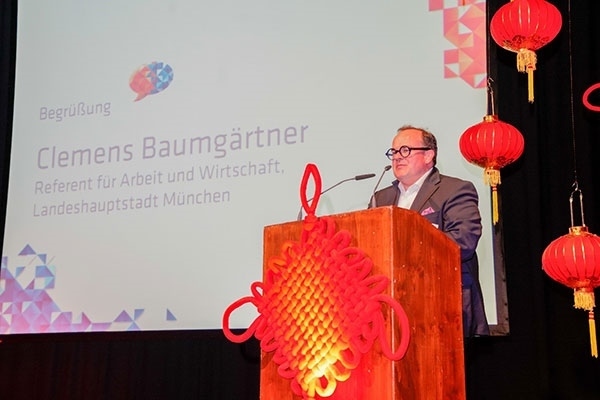 圖為鮑姆蓋特納在致辭。（駐慕尼黑總領(lǐng)館提供）