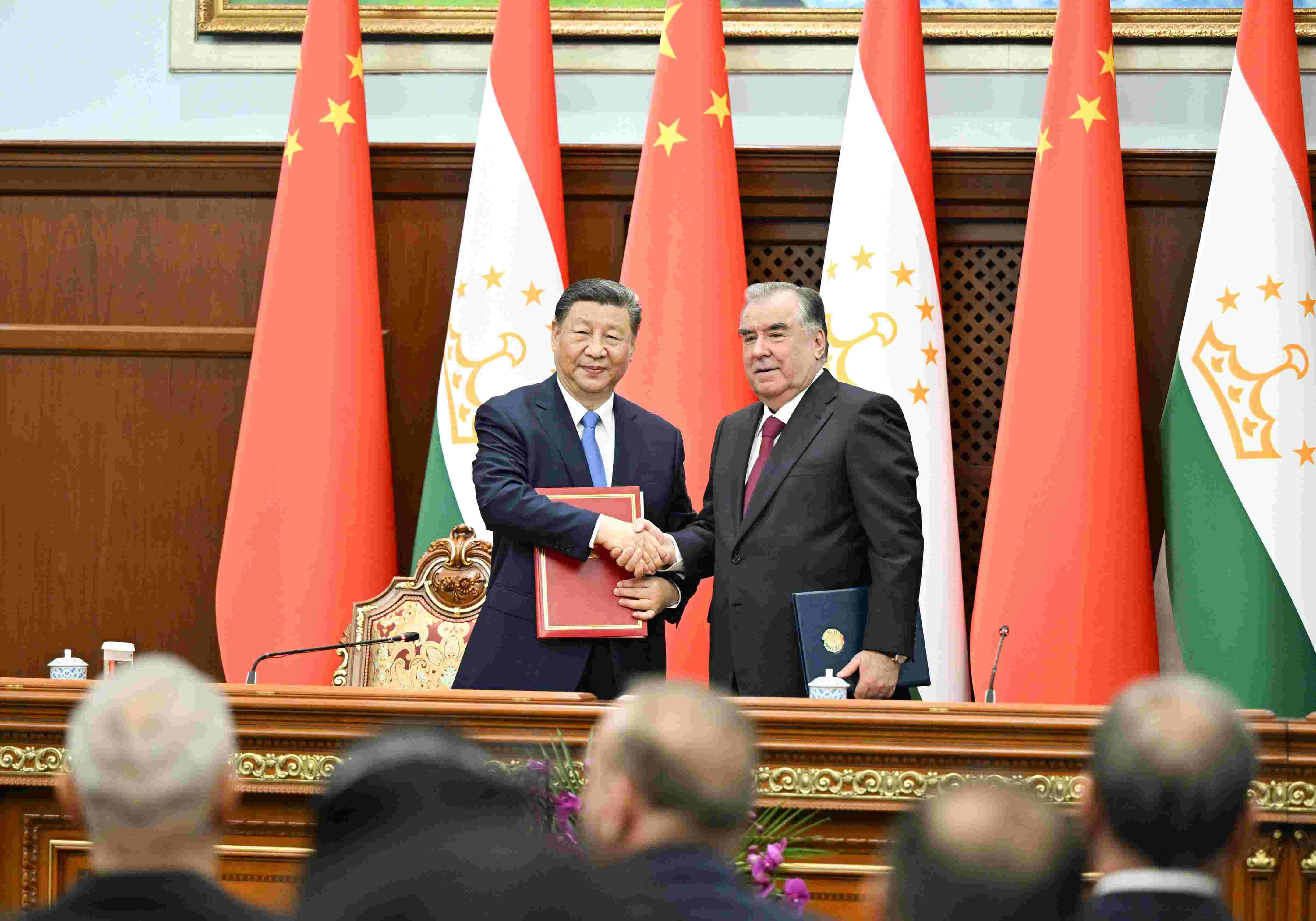 當?shù)貢r間2024年7月5日下午，習近平主席同塔吉克斯坦總統(tǒng)拉赫蒙在杜尚別總統(tǒng)府舉行會談。會談后，兩國元首共同簽署《中華人民共和國和塔吉克斯坦共和國關于發(fā)展新時代全面戰(zhàn)略合作伙伴關系的聯(lián)合聲明》。