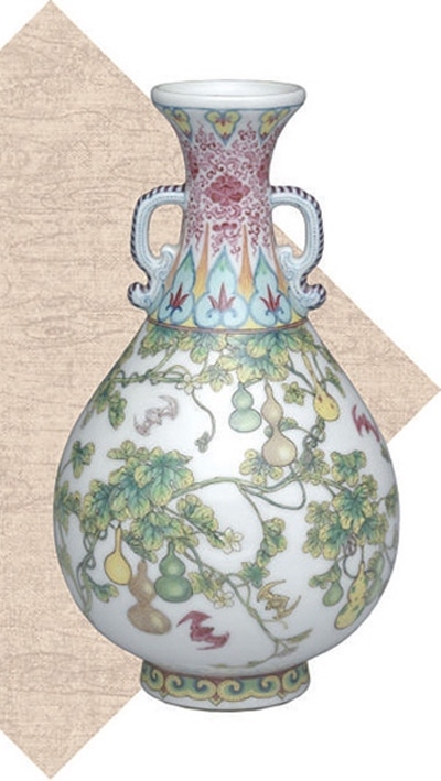 清代瓷胎畫琺瑯福壽連綿雙耳瓶。臺北故宮博物院藏