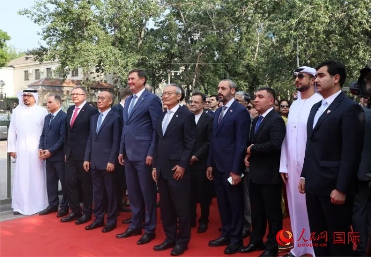 上合組織秘書長(zhǎng)及成員國(guó)駐華使節(jié)參加活動(dòng)。人民網(wǎng) 俄布拉依·對(duì)山攝