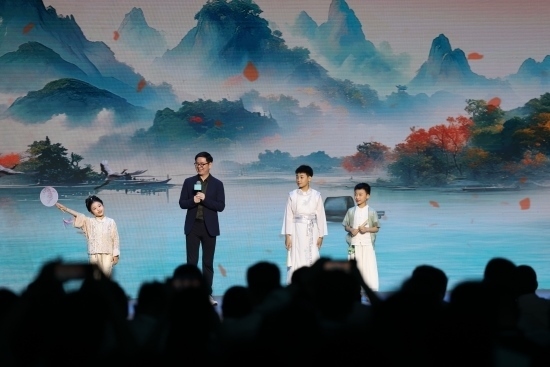 酈波與小朋友們對詩。