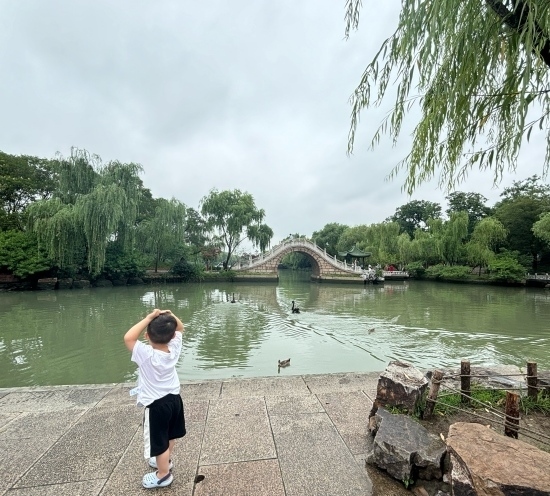 一位小朋友在二十四橋旁拍照。人民網(wǎng)記者 金慧慧攝