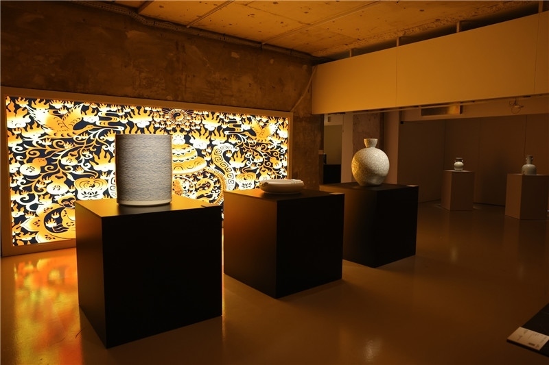 《新生萬物-中國非遺與當代設(shè)計展》展廳。陽光媒體集團供圖