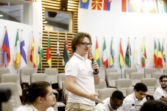 7月8日，美國中田納西州立大學(xué)大一學(xué)生雅克布·揚(yáng)在共譜華美和音交流營上分享。新華社發(fā)