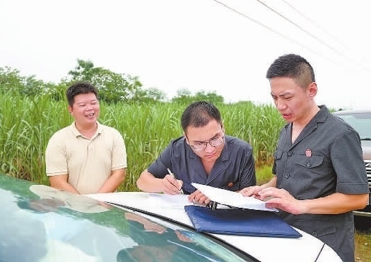 圖③：清塘后，執(zhí)行干警與某農(nóng)場負責人確認魚塘交付情況。