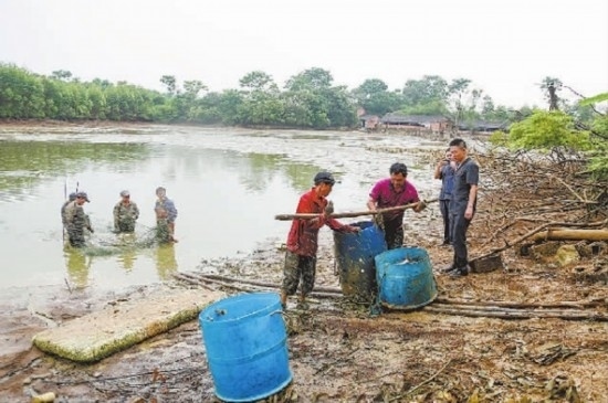 圖②：執(zhí)行干警督促凌某捕魚清塘。