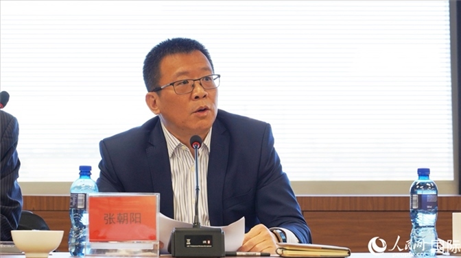 張朝陽(yáng)代會(huì)長(zhǎng)做協(xié)會(huì)上半年工作匯報(bào)。人民網(wǎng) 劉暢攝