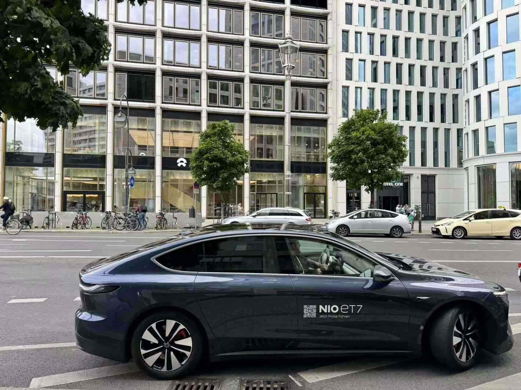 消費(fèi)者在蔚來柏林智能駕駛中心前試駕電動汽車。 人民網(wǎng)記者 李強(qiáng)攝