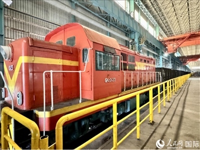 運輸通鋼產(chǎn)品的火車。人民網(wǎng) 謝瑩攝