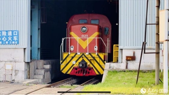 通鋼產(chǎn)品通過鐵路運輸出場。人民網(wǎng) 謝瑩攝