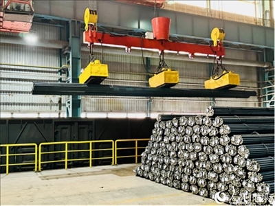 通鋼產(chǎn)品正在裝車。人民網(wǎng) 謝瑩攝