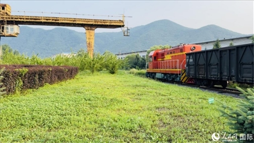 通鋼產(chǎn)品通過鐵路運輸出場。人民網(wǎng) 謝瑩攝