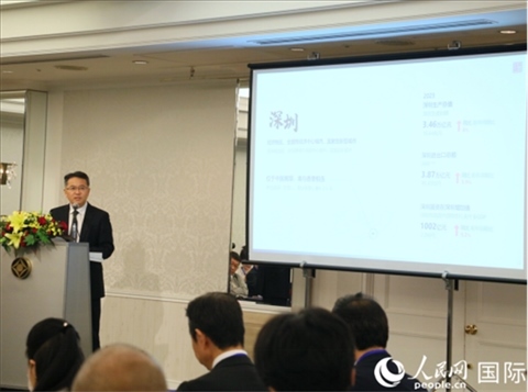 深圳市人民政府國有資產(chǎn)監(jiān)督管理委員會(huì)黨委副書記、副主任徐國東進(jìn)行深圳市推介。人民網(wǎng) 許可攝
