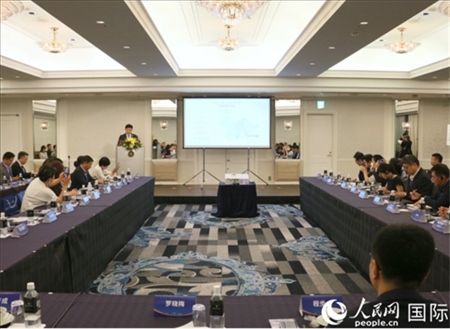 深圳市光明區(qū)委常委、副區(qū)長王芳成介紹光明科學(xué)城。人民網(wǎng) 許可攝